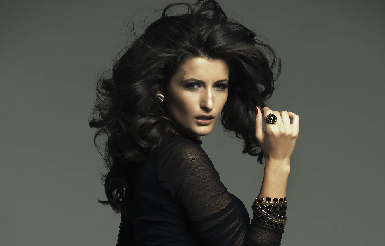 Фото обои глаза, взгляд, девушка, лицо, модель, волосы, руки, макияж