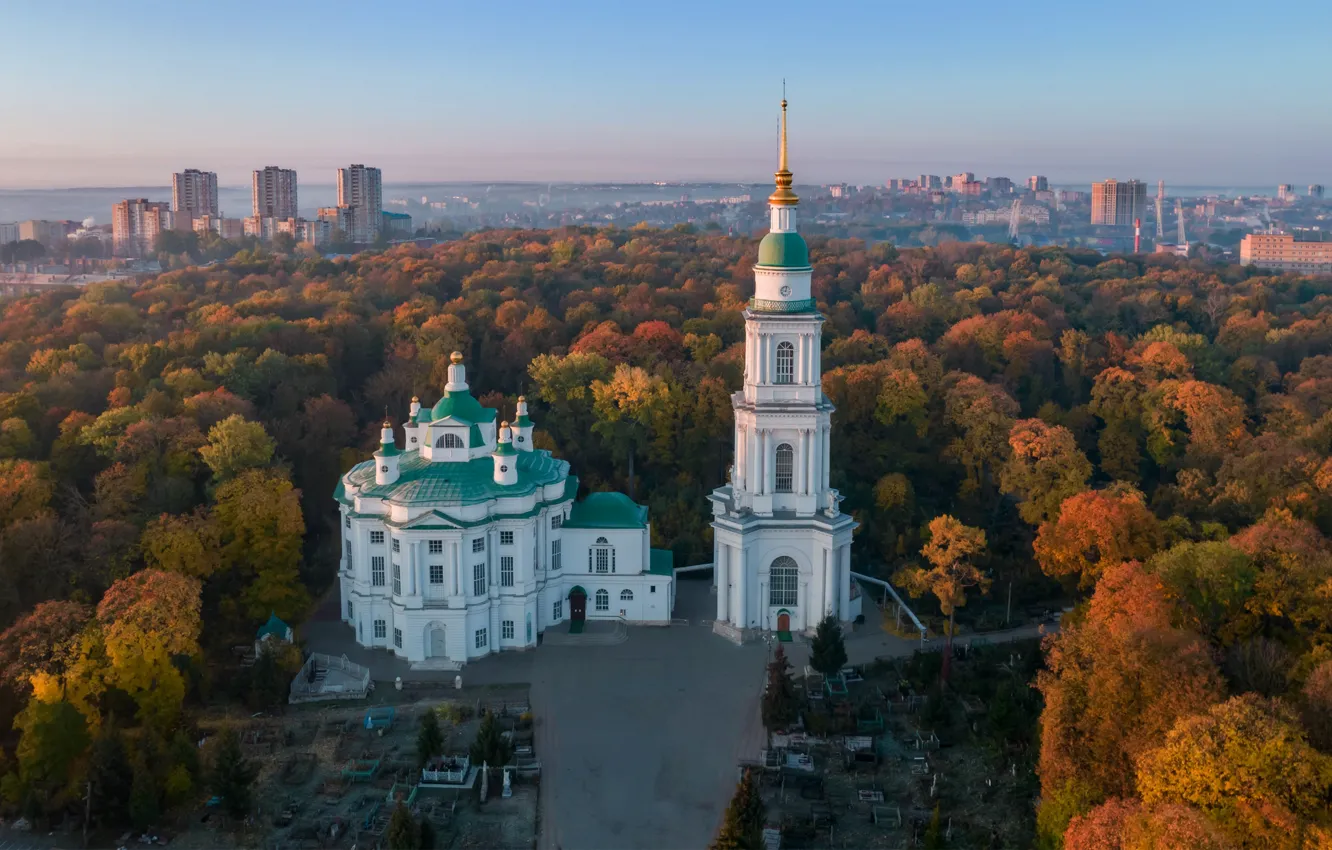 Фото обои осень, деревья, пейзаж, город, здания, дома, панорама, храм