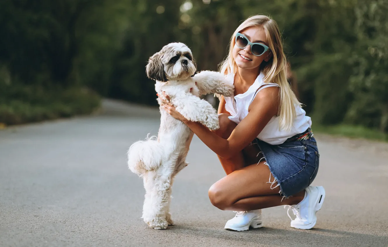 Фото обои девушка, улыбка, собака, очки, боке