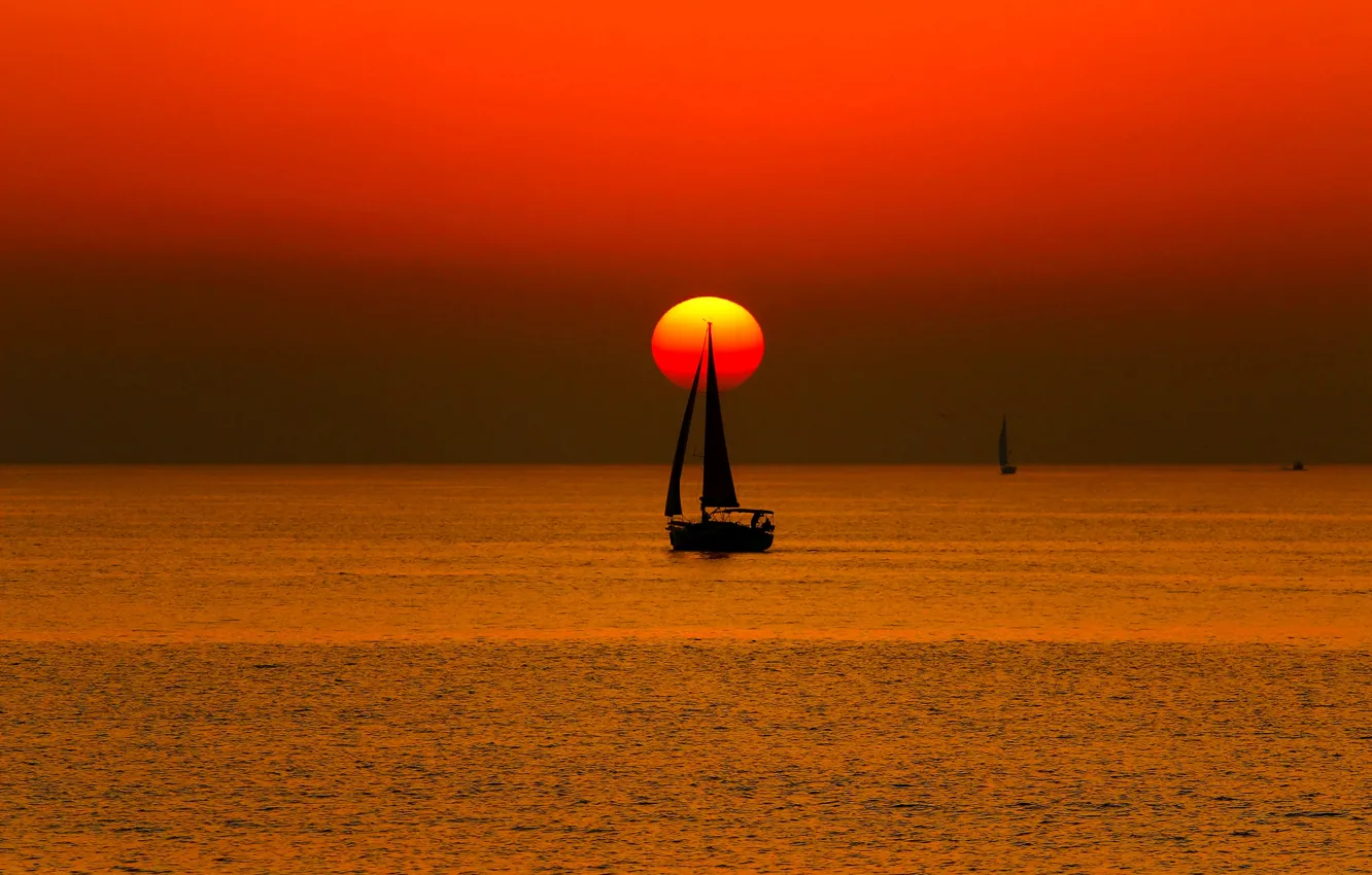 Фото обои море, небо, солнце, закат, лодка, яхта, парус