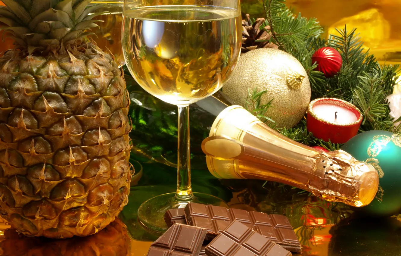 Фото обои праздник, игрушка, бокал, шар, шоколад, Новый год, ананас, шампанское