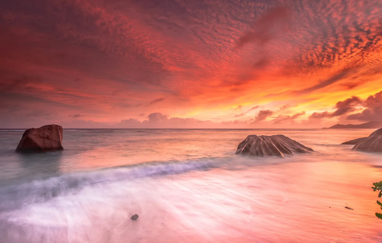 Фото обои море, облака, камни, Сейшелы, зарево, Индийский океан