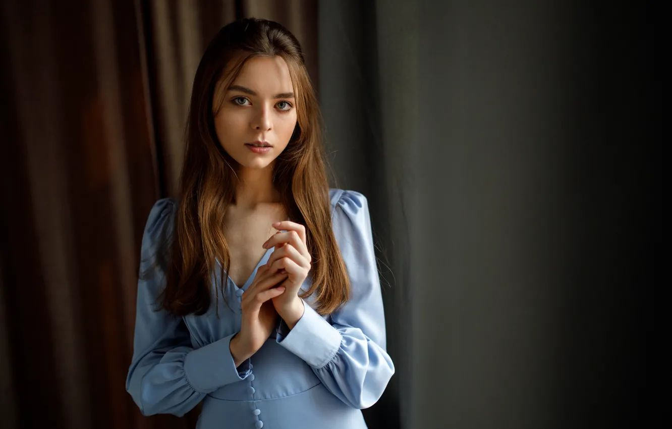 Фото обои девушка, платье, шатенка, портьеры, Виталий Зыбин