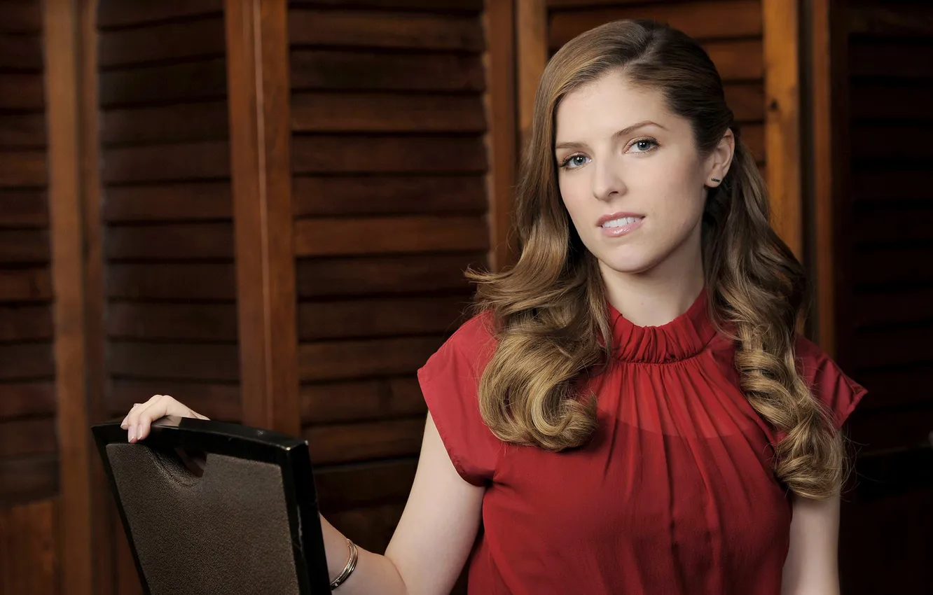 Фото обои взгляд, поза, портрет, актриса, стул, шатенка, фотосессия, Anna Kendrick