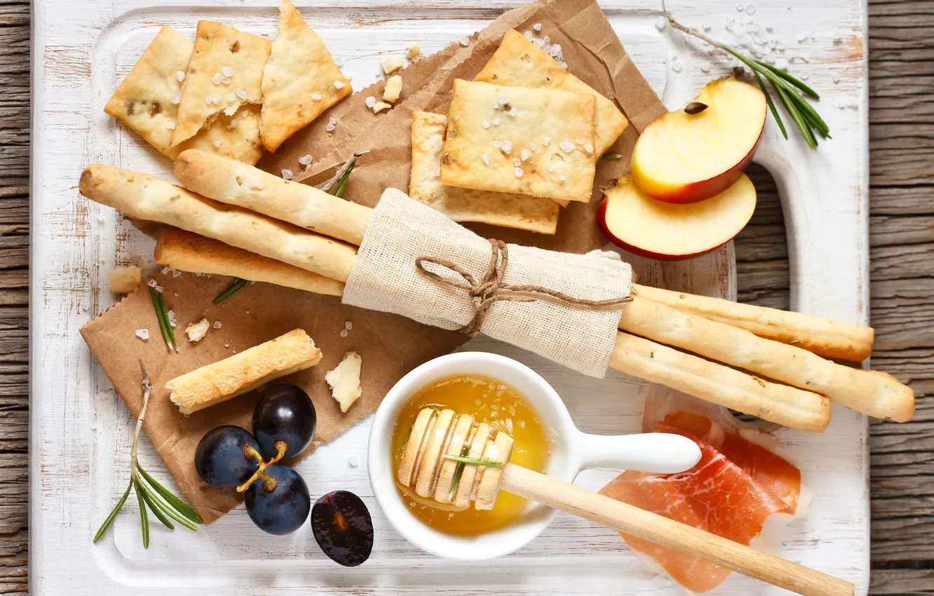 Фото обои яблоки, еда, палочки, мед, хлеб, виноград, доска, мёд