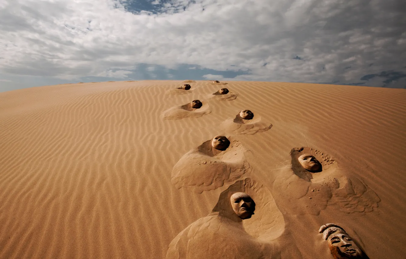 Фото обои песок, следы, фантазия, пустыня, маски