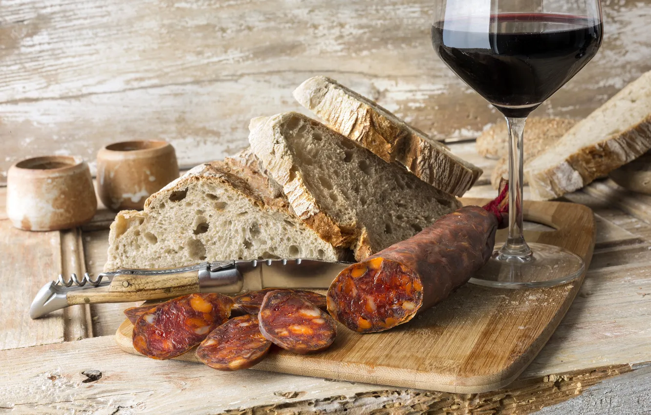Фото обои стол, вино, бокал, хлеб, нож, доска, колбаса, боке