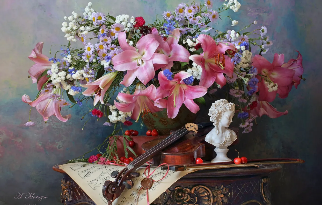 Фото обои цветы, стиль, ягоды, ноты, скрипка, лилии, букет, статуэтка
