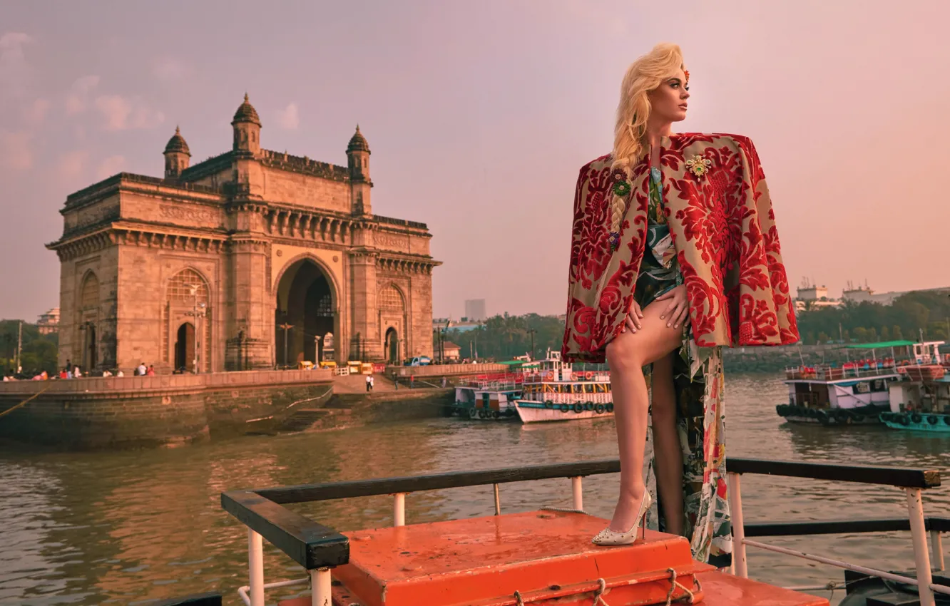 Фото обои стиль, модель, блондинка, мода, красивая девушка, Мумбаи, ворота Индии, памятник-арка
