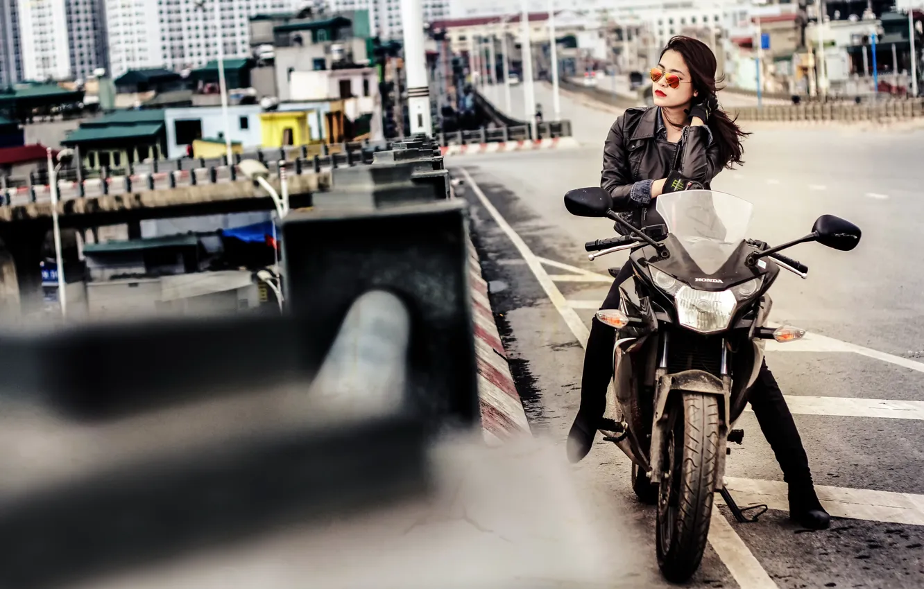 Фото обои девушка, город, улица, очки, мотоцикл, Honda