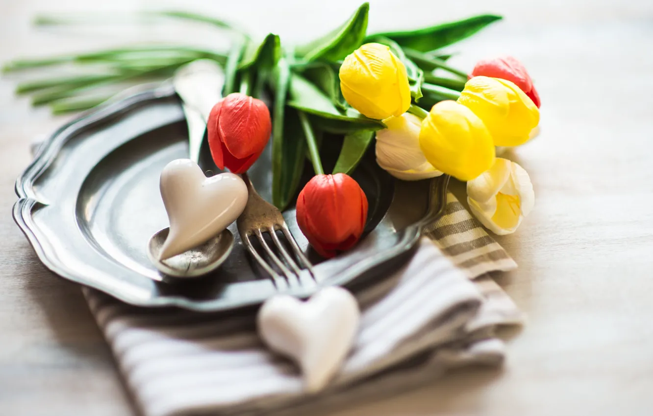 Фото обои цветы, праздник, полотенце, тарелка, ложка, сердечки, тюльпаны, вилка