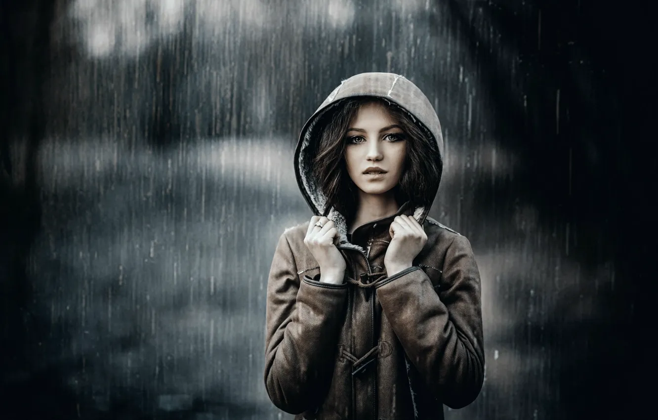 Фото обои взгляд, девушка, капли, дождь, модель, кольцо, капюшон, шатенка