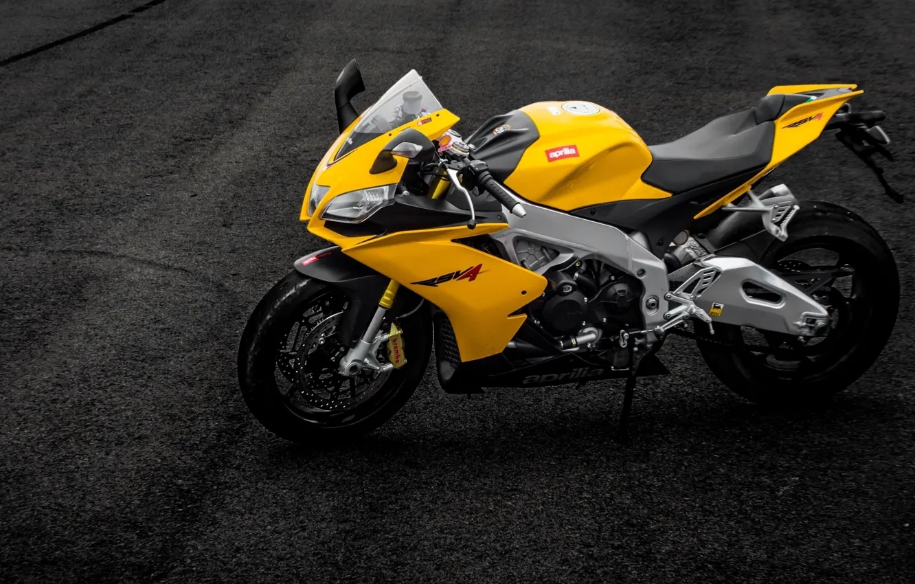 Фото обои асфальт, полосы, мотоцикл, суперспорт, aprilia, bike, yellow, априлия