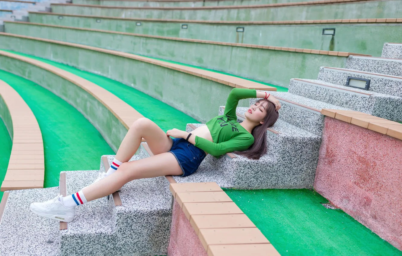 Фото обои девушка, лежит, ступеньки, ножки, азиатка, стадион