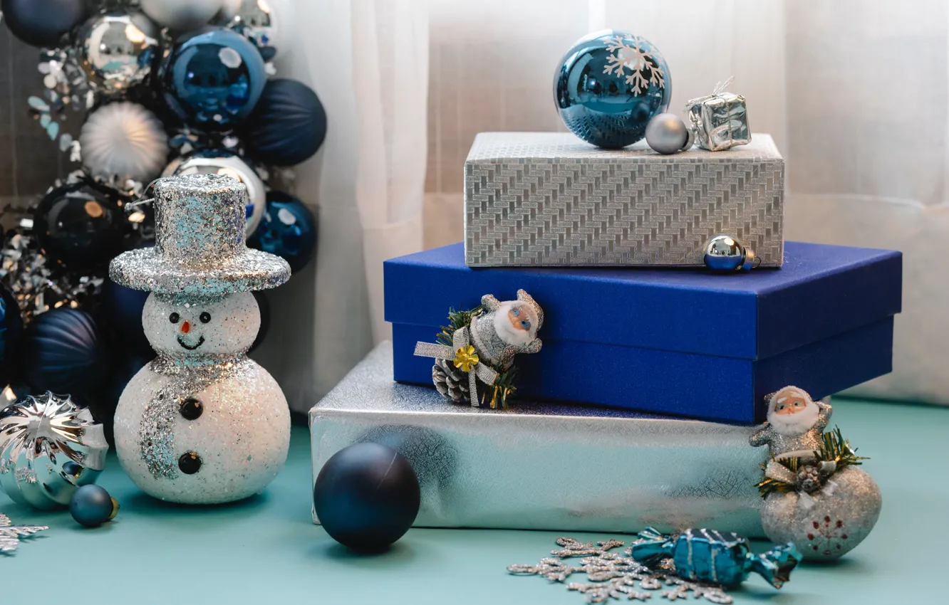 Фото обои украшения, снежинки, комната, праздник, игрушки, окно, Рождество, подарки