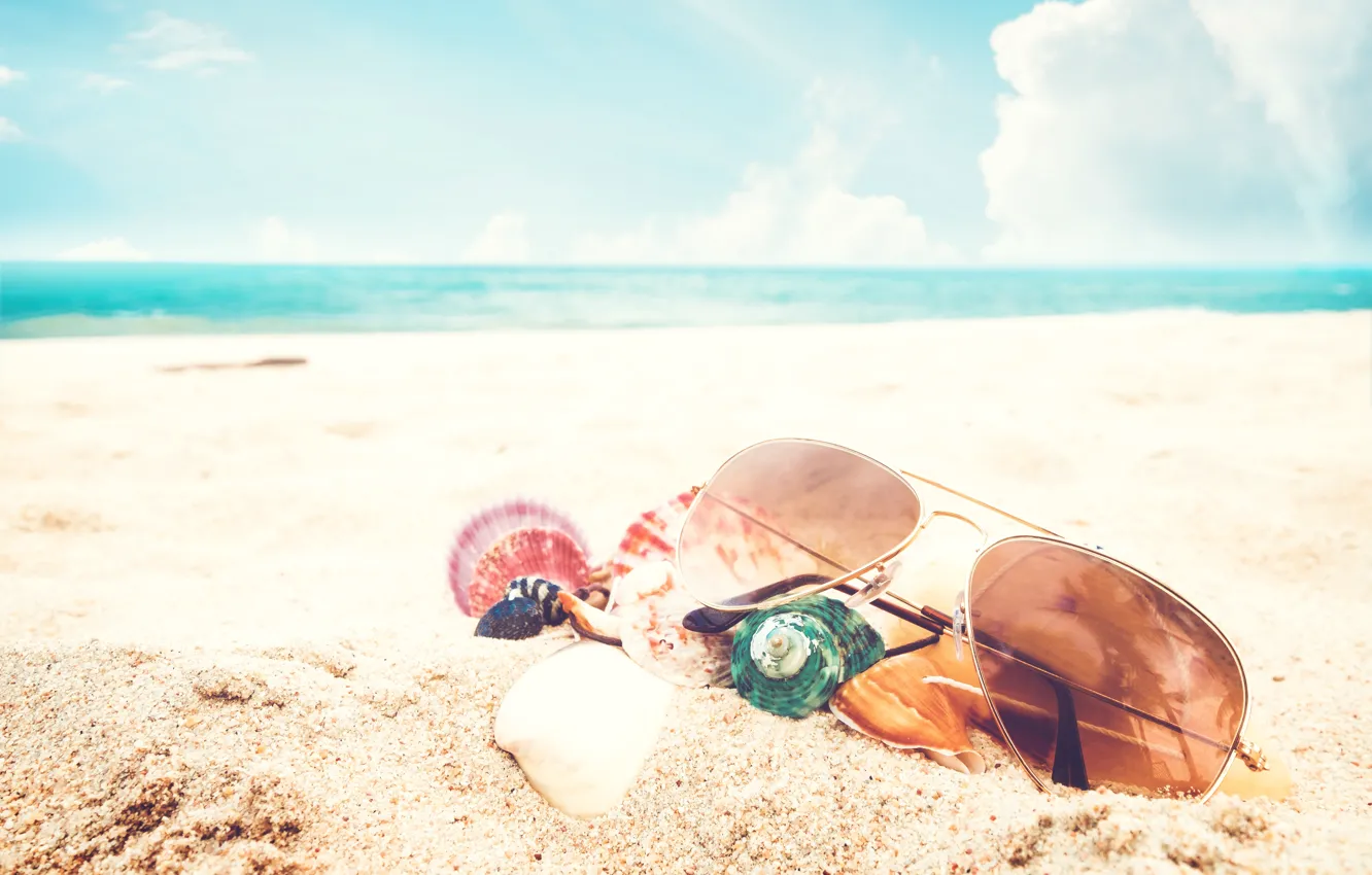 Фото обои песок, море, пляж, лето, небо, отдых, очки, ракушки