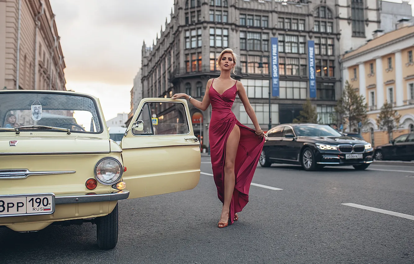 Фото обои машины, улица, Девушка, платье, вырез, Roma Roma, Оксана Стрельцова