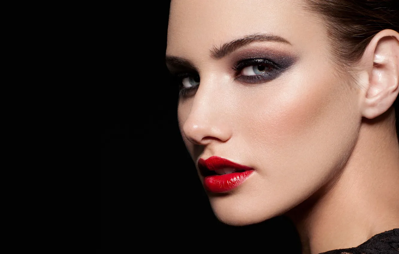 Фото обои девушка, лицо, макияж, губы, Emily Doyle