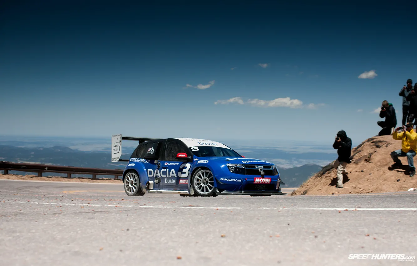Фото обои машина, авто, трасса, поворот, гонки, горный массив, голубое небо
