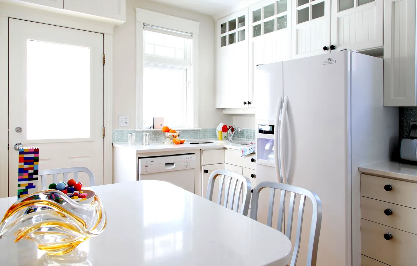 Фото обои белый, стол, комната, мебель, цвет, интерьер, холодильник, кухня