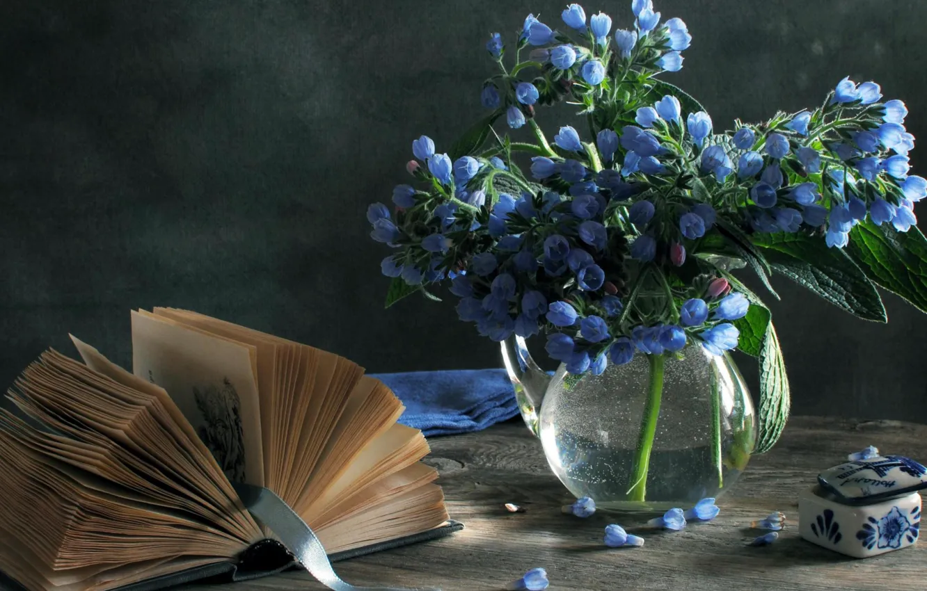 Фото обои лента, шкатулка, книга, ваза, натюрморт, нежно, закладка, голубые цветы