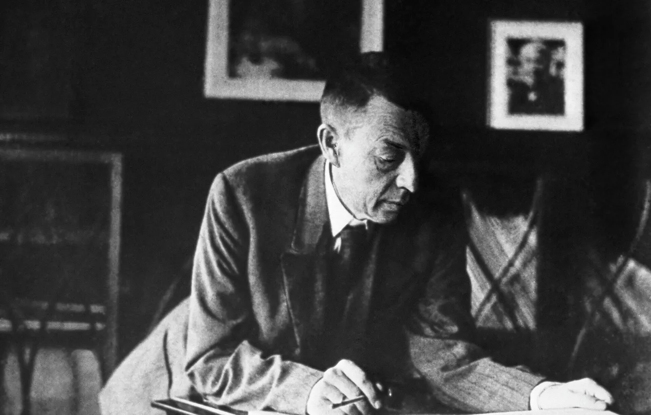 Фото обои поза, стоит, пианист-виртуоз, Sergey Rachmaninoff, Сергей Васильевич Рахманинов, запись нот