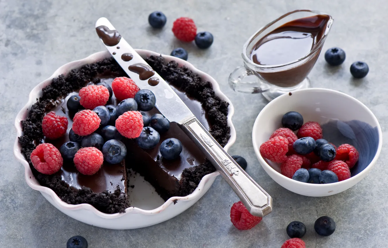 Фото обои ягоды, малина, шоколад, пирог, нож, голубика, шоколадный пирог