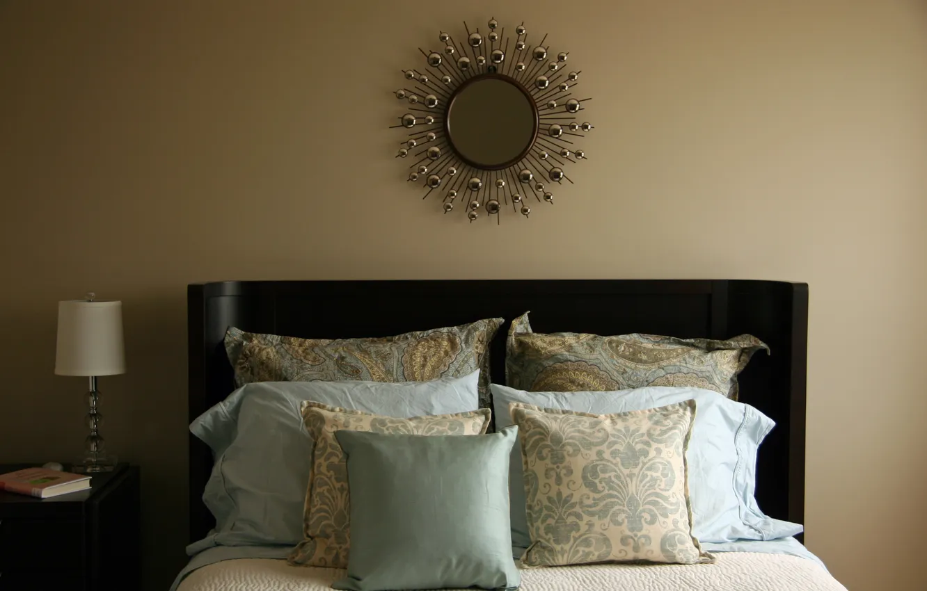 Фото обои лампа, подушки, зеркало, постель