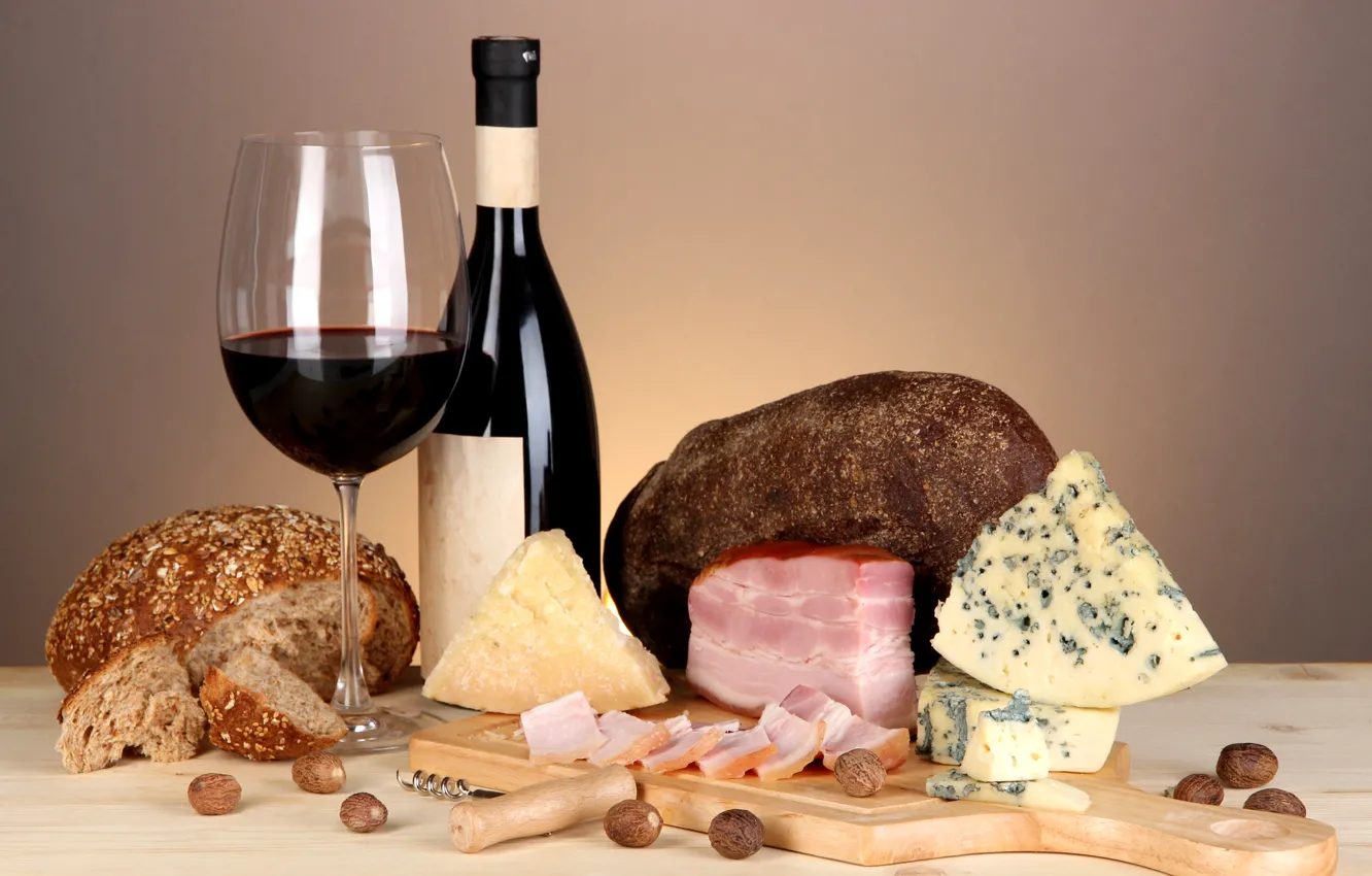 Фото обои вино, красное, сыр, хлеб, орехи, ветчина