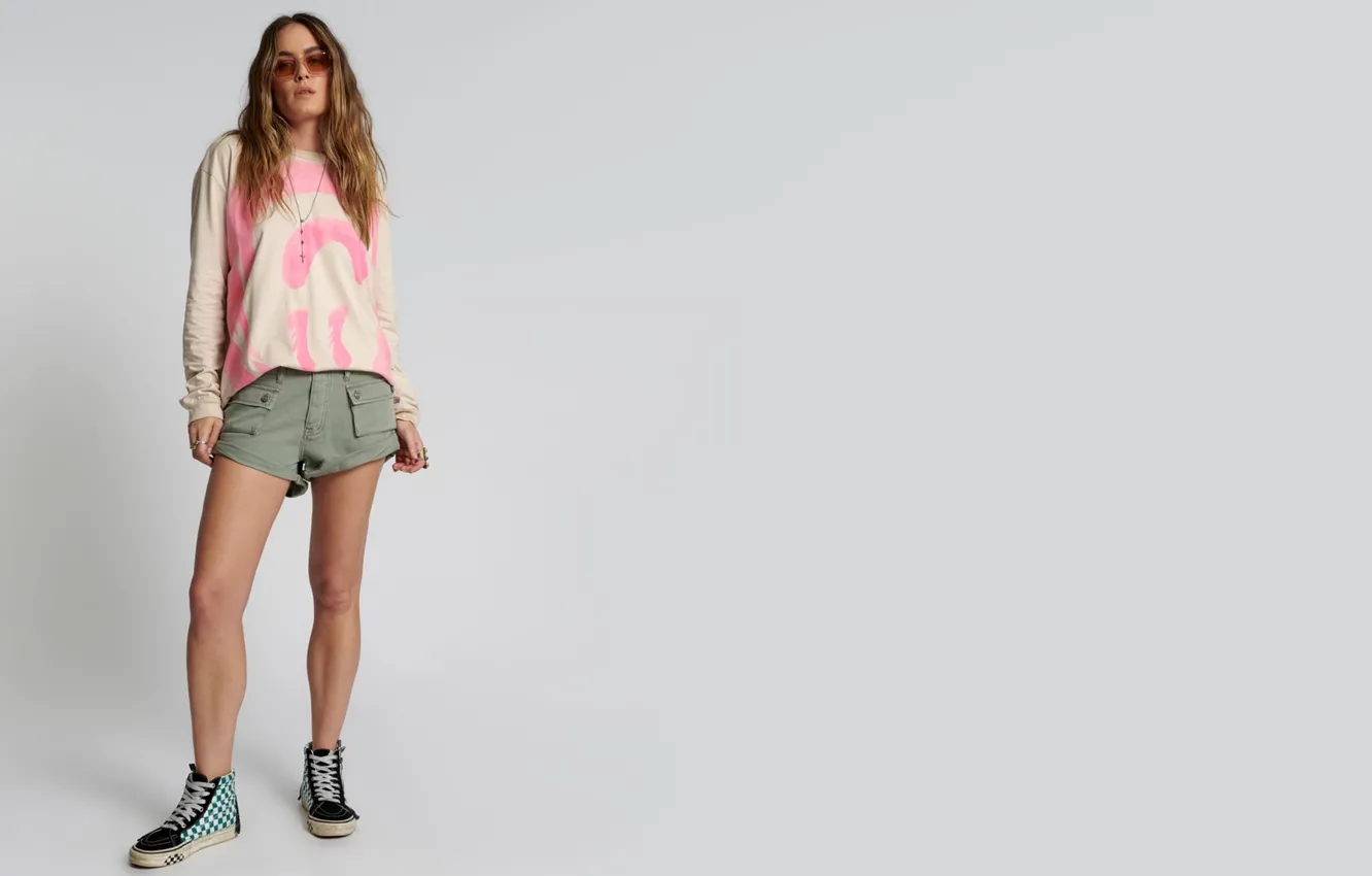 Фото обои girl, shorts, model, glasses, sneakers