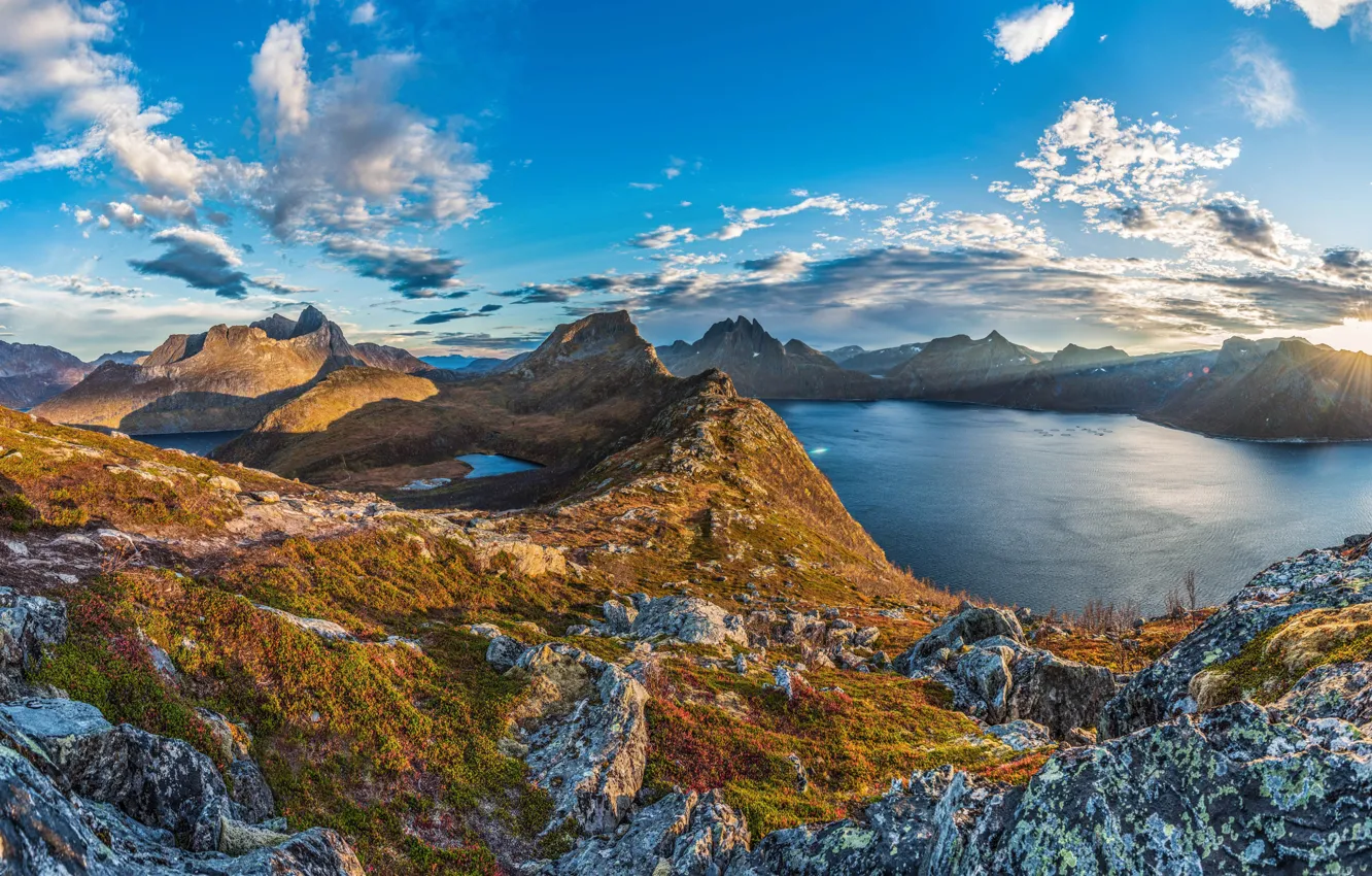 Фото обои небо, солнце, облака, лучи, горы, камни, скалы, Норвегия