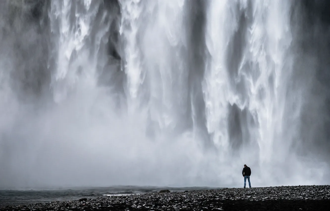 Фото обои вода, камни, водопад, черно-белое, мужчина, монохромное