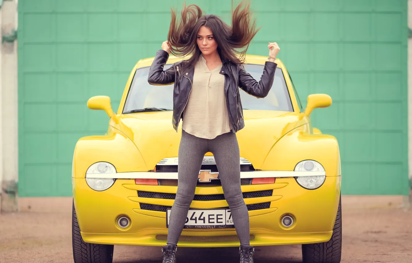 Фото обои car, long hair, woman, young, beautiful, model, look, jacket