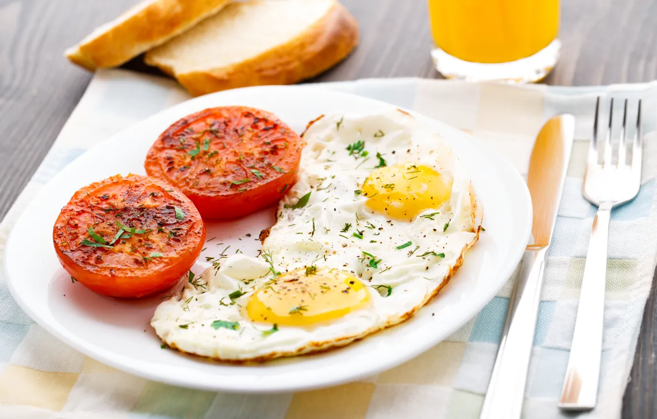 Фото обои завтрак, яичница, Breakfast, spices, приправа, scrambled eggs, sliced tomatoes, дольки помидора