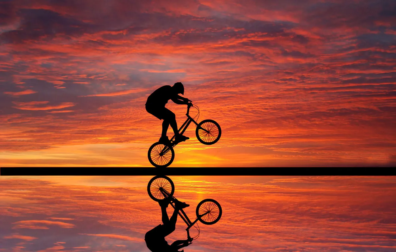 Фото обои облака, закат, отражение, велосипедист