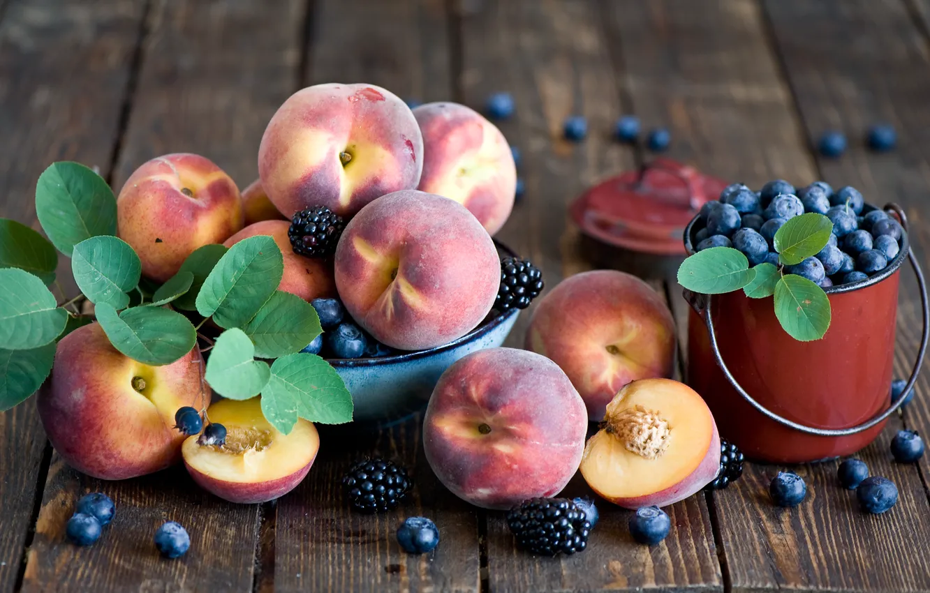 Фото обои ягоды, фрукты, персики, ежевика, голубика, ведёрко