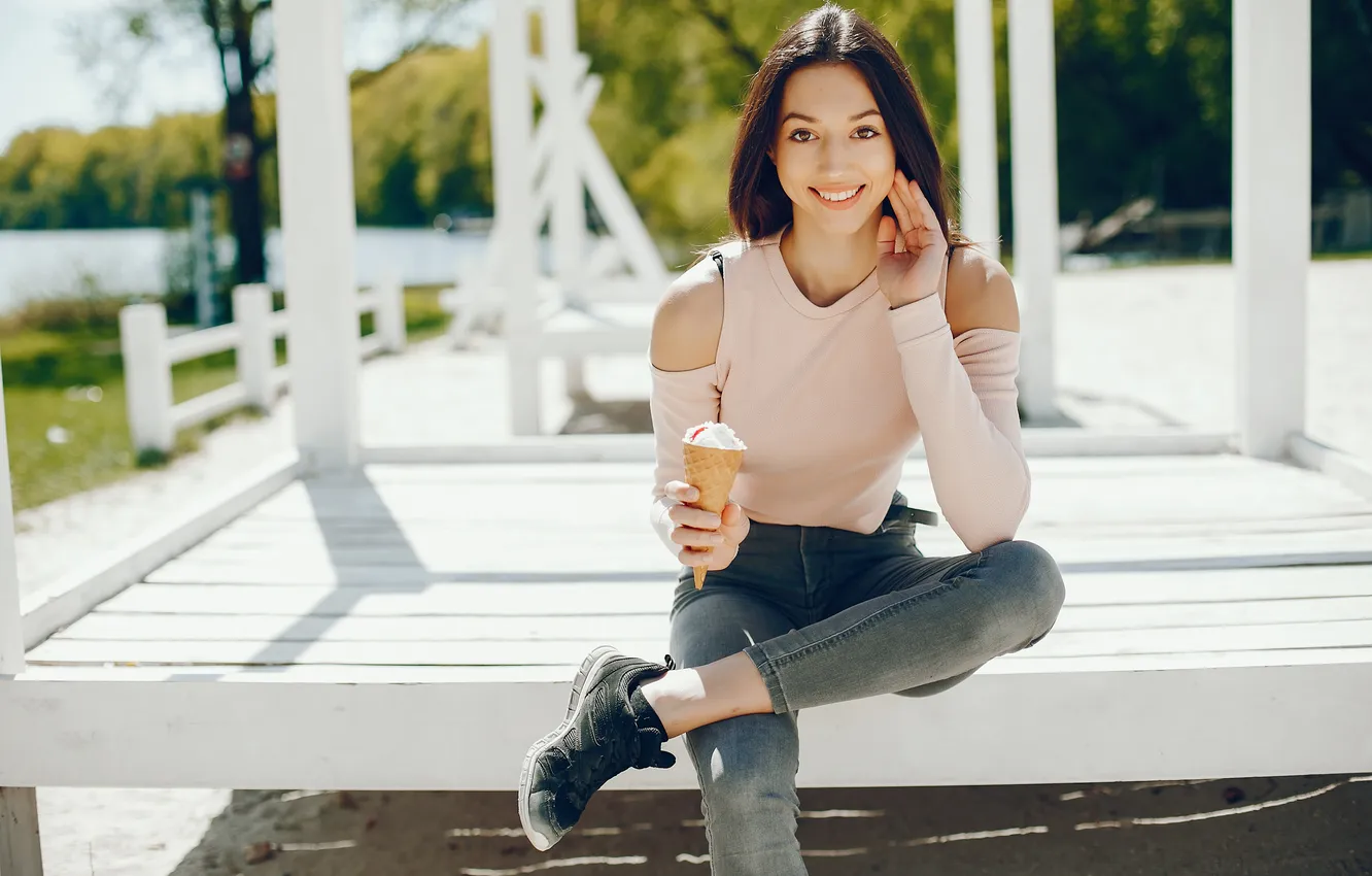 Фото обои woman, beautiful, model, pretty, brunette, ice cream