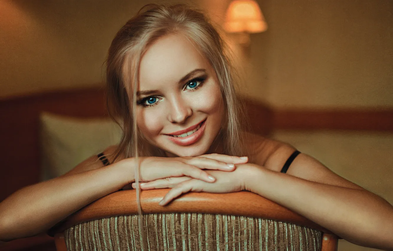 Фото обои Девушка, Взгляд, Улыбка, Модель, Губы, Лицо, Волосы, Стул