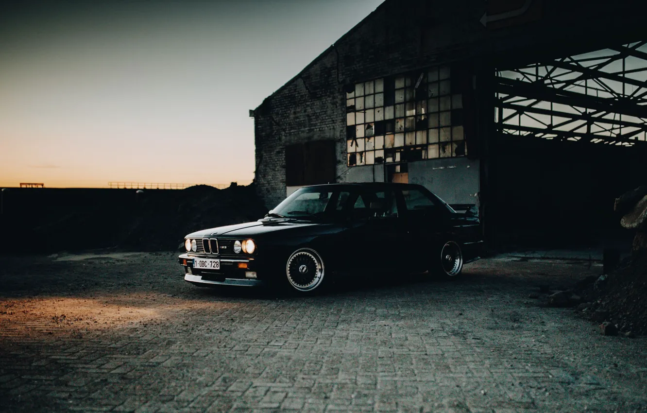 Фото обои закат, BMW, ангар