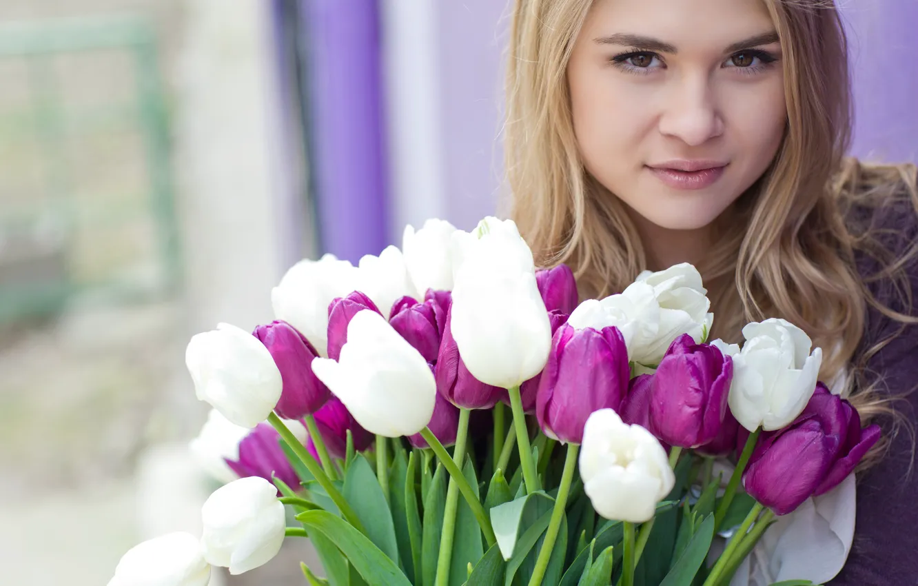 Фото обои девушка, цветы, букет, блондинка, фиолетовые, тюльпаны, белые, боке