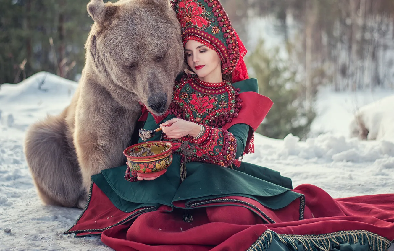 Фото обои девушка, настроение, ситуация, медведь, мишка, наряд, угощение, каша