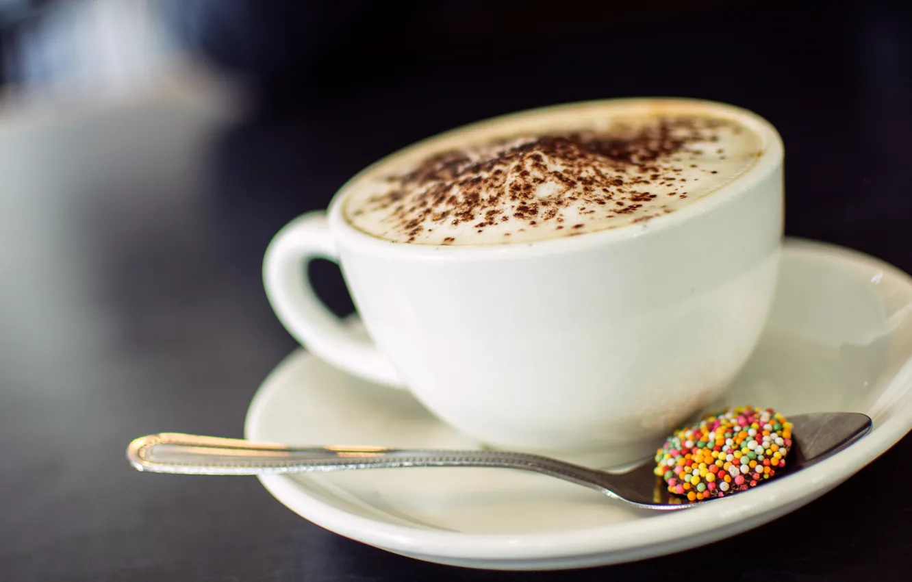 Фото обои пена, кофе, шоколад, молоко, ложка, чашка, конфета, капучино