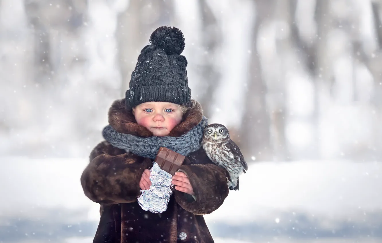 Фото обои зима, снег, шапка, девочка, шоколадка, малышка, птенец, ребёнок