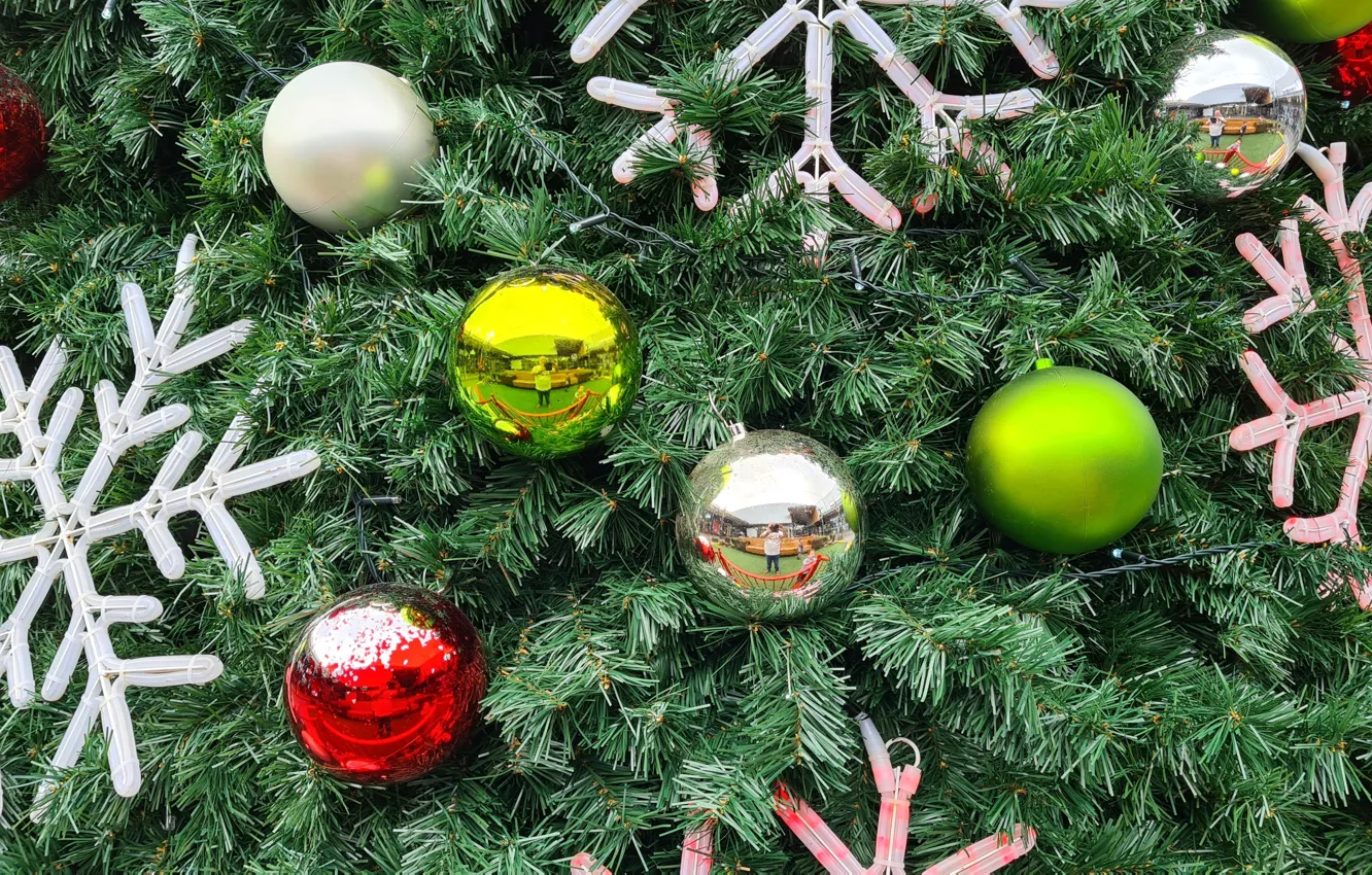 Фото обои шарики, снежинки, праздник, Рождество, Новый год, ёлка, хвоя, новогодние украшения