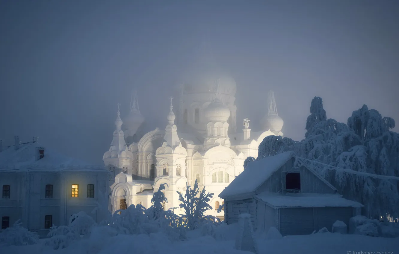 Фото обои зима, снег, мороз, сарай, храм, Россия, изморозь, Пермский край