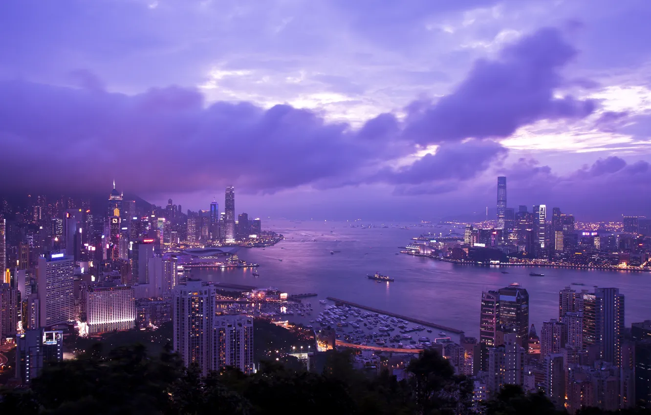 Фото обои небо, тучи, Гонконг, небоскребы, вечер, освещение, панорама, залив