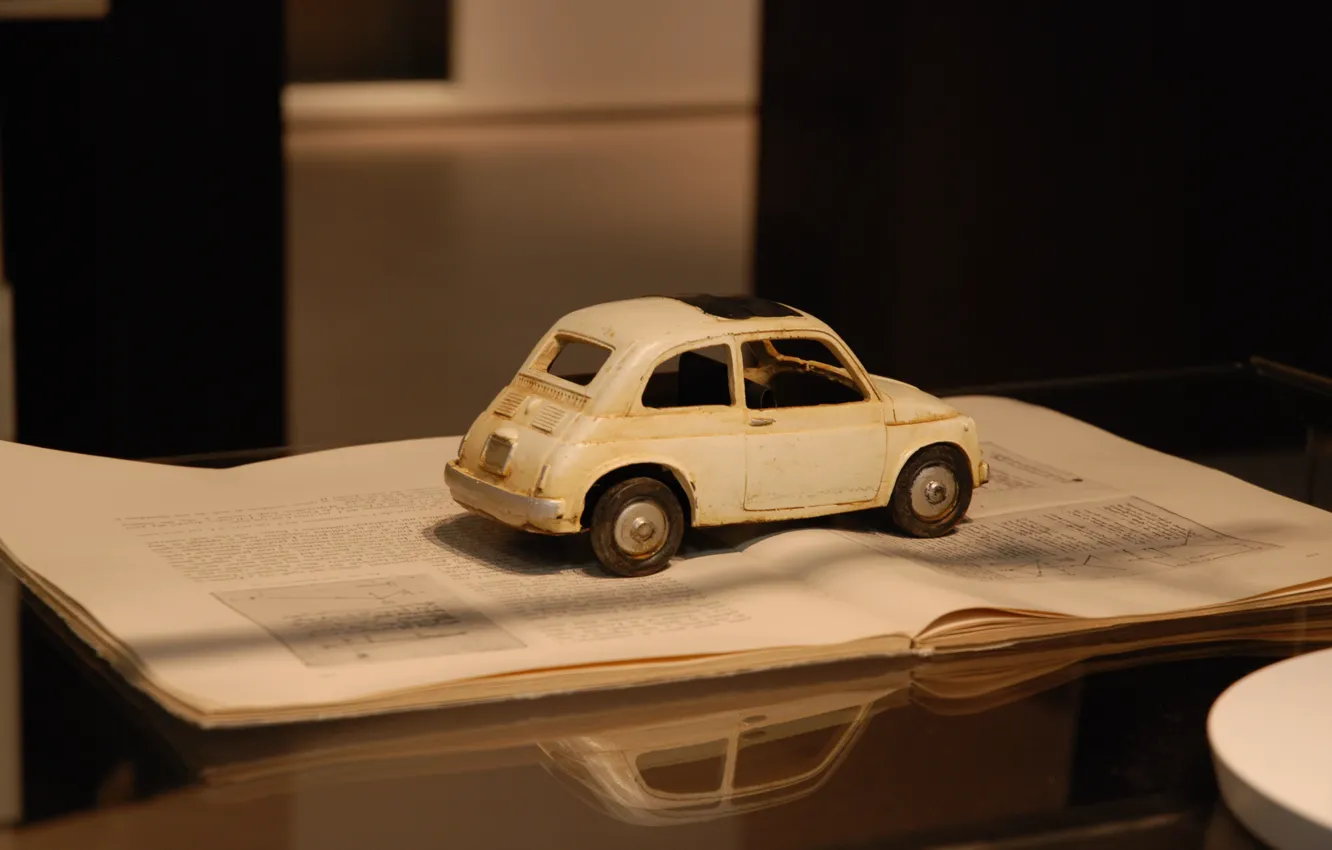Фото обои авто, игрушка, зеркало, книга, машинка
