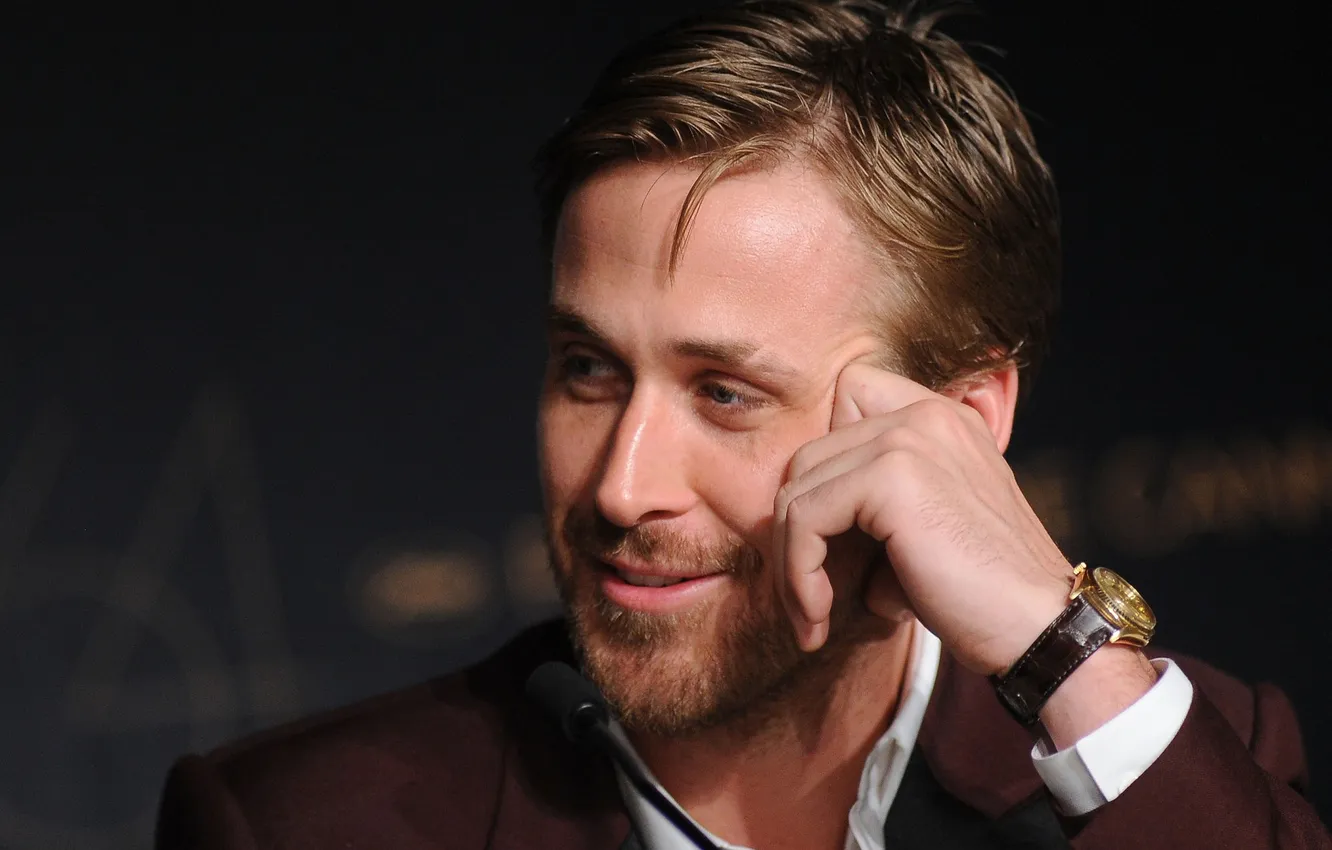 Фото обои улыбка, часы, портрет, костюм, борода, актёр, Ryan Gosling, Райан Гослинг