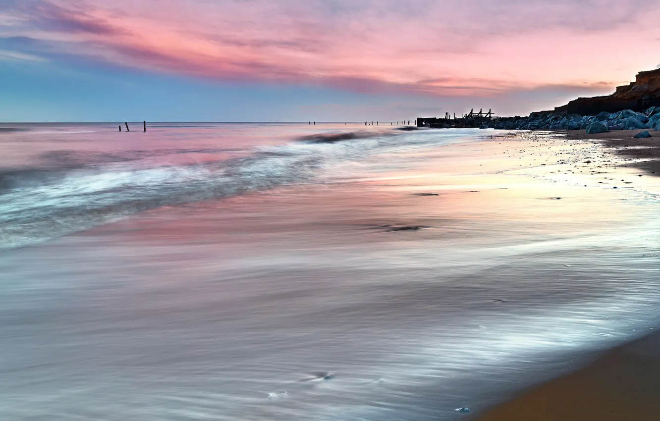 Фото обои песок, море, волны, пляж, облака, камни, скалы, рассвет