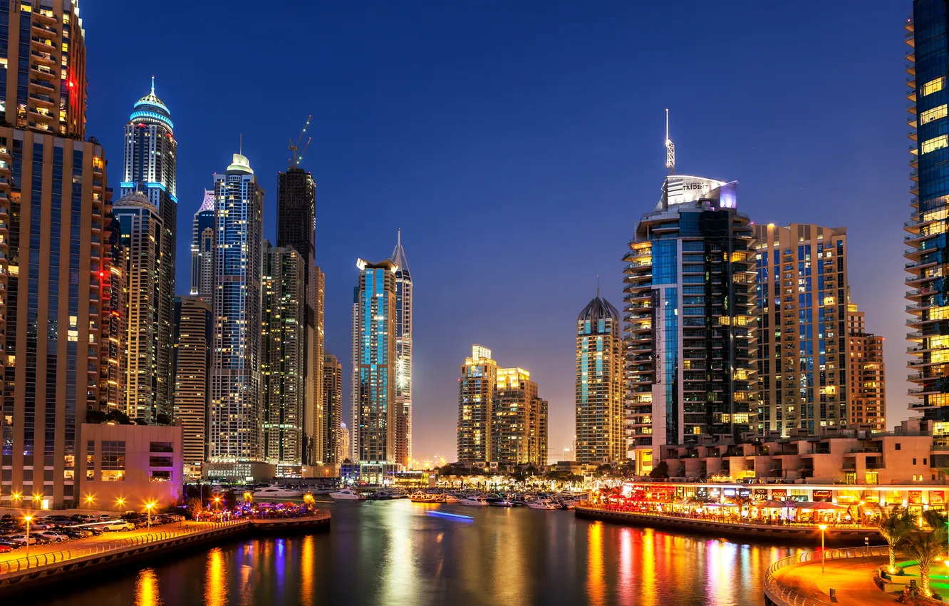 Фото обои ночь, огни, река, небоскребы, лодки, катера, Dubai, набережная